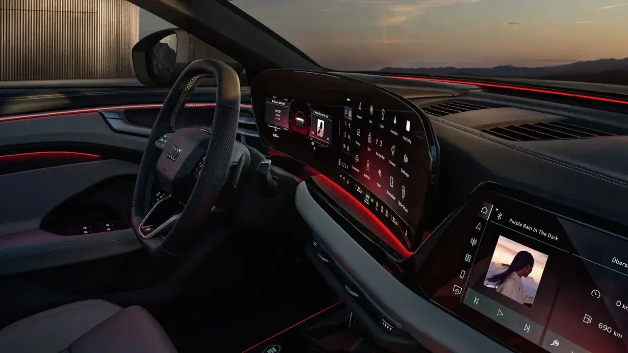 Moderner audi a6 innenraum mit gro&szlig;em Touchscreen-Display und Ambientebeleuchtung. Das Lenkrad ist im Fokus.
