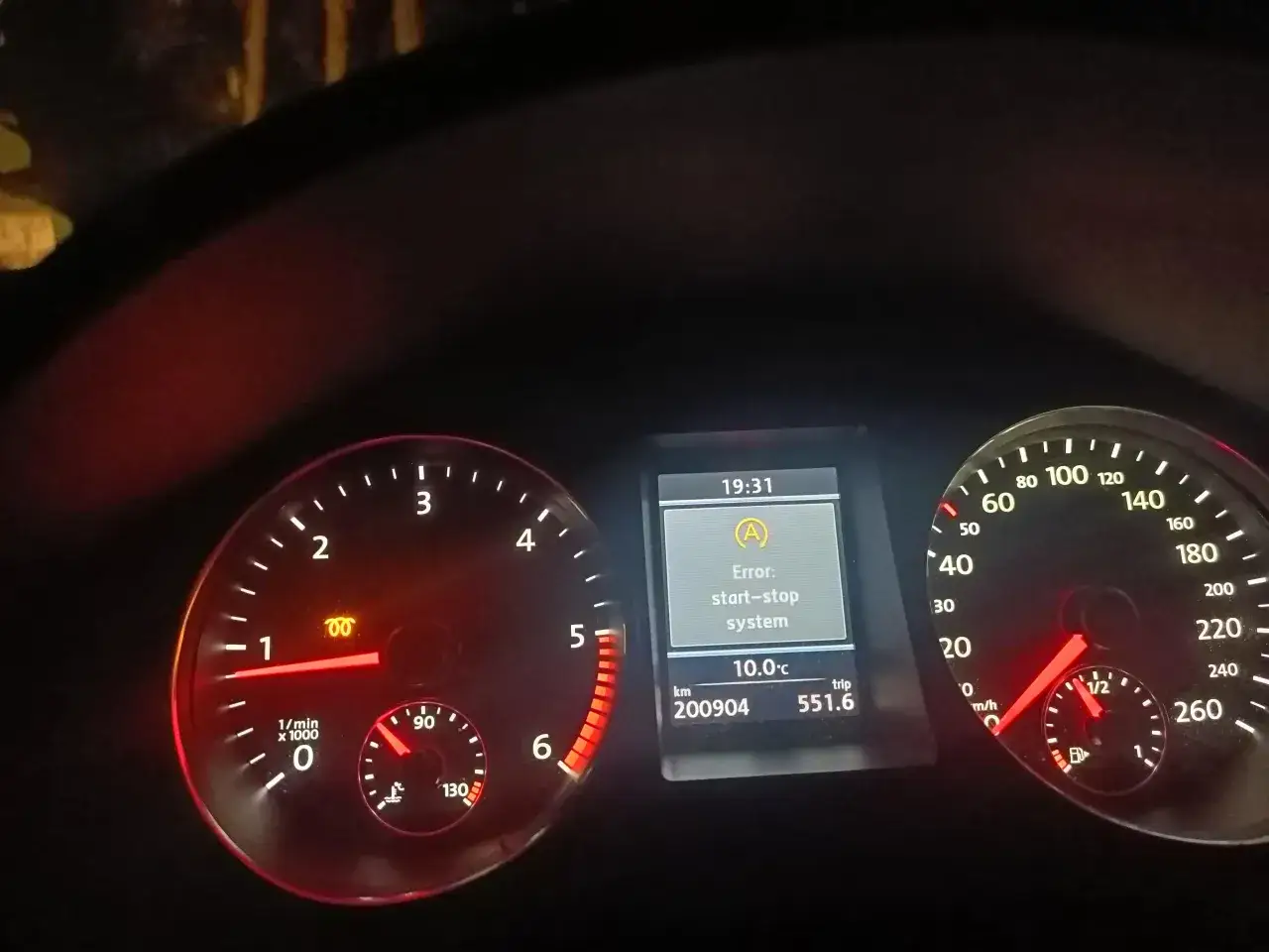 Fehler im Start-Stopp-System des VW Tiguan. Die Anzeige zeigt 