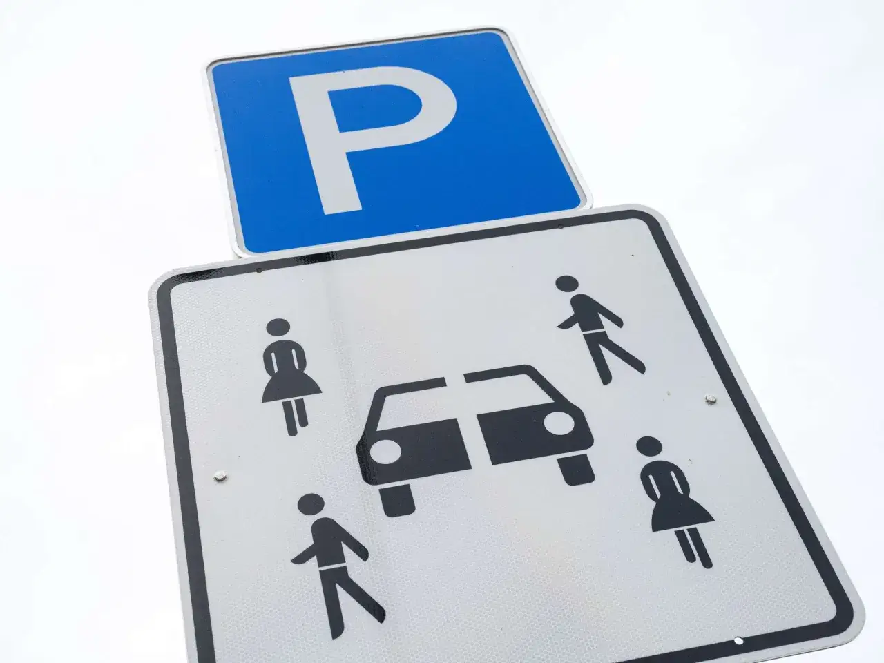 Neue Verkehrsschilder: Parkplatz mit Piktogrammen für Männer, Frauen und ein Auto.