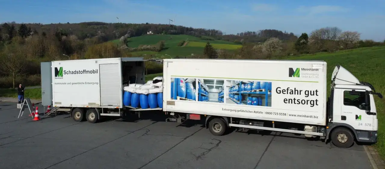 Schadstoffmobil mit blauen Fässern und Säcken beladen. Hier wird Reifendichtmittel entsorgt.