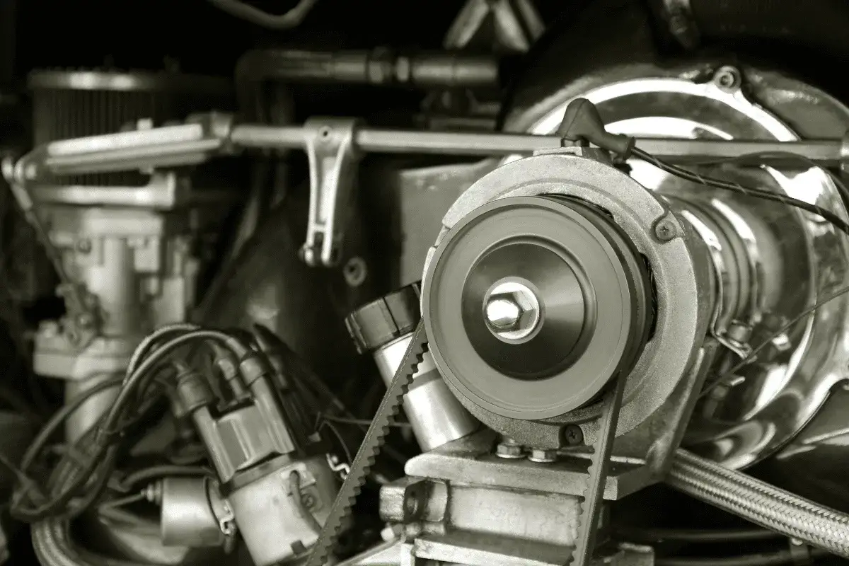 Nahaufnahme eines Motors, der Keilriemen spannen. Ein Riemenspanner ist sichtbar.