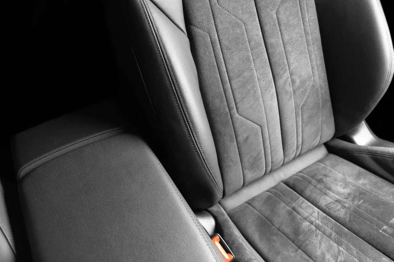 Detailaufnahme eines Autositzes mit Wildleder und Leder. Tipps zum Entfernen von Flecken aus Wildleder.