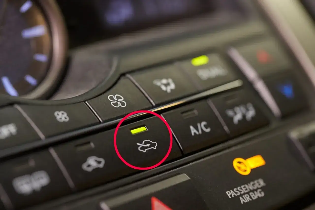 Taste das Symbol f&uuml;r die Innenbel&uuml;ftung. So kannst du vorbeugen, dass die autoscheibe innen gefroren ist.