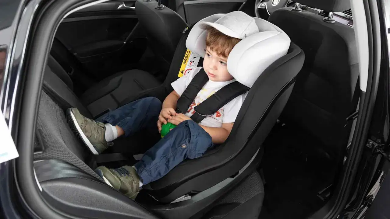 Kleiner Junge im Kindersitz im Auto. Die Frage 