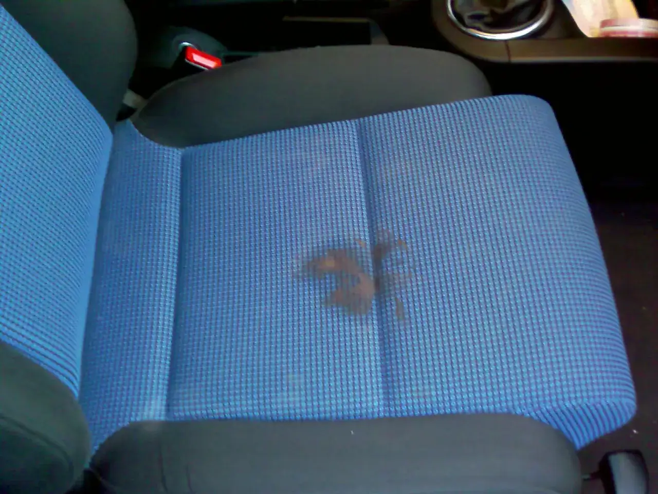 Flecken auf blauem Autositz. Informieren Sie sich &uuml;ber die autositze reinigen kosten, um den Fleck zu entfernen.