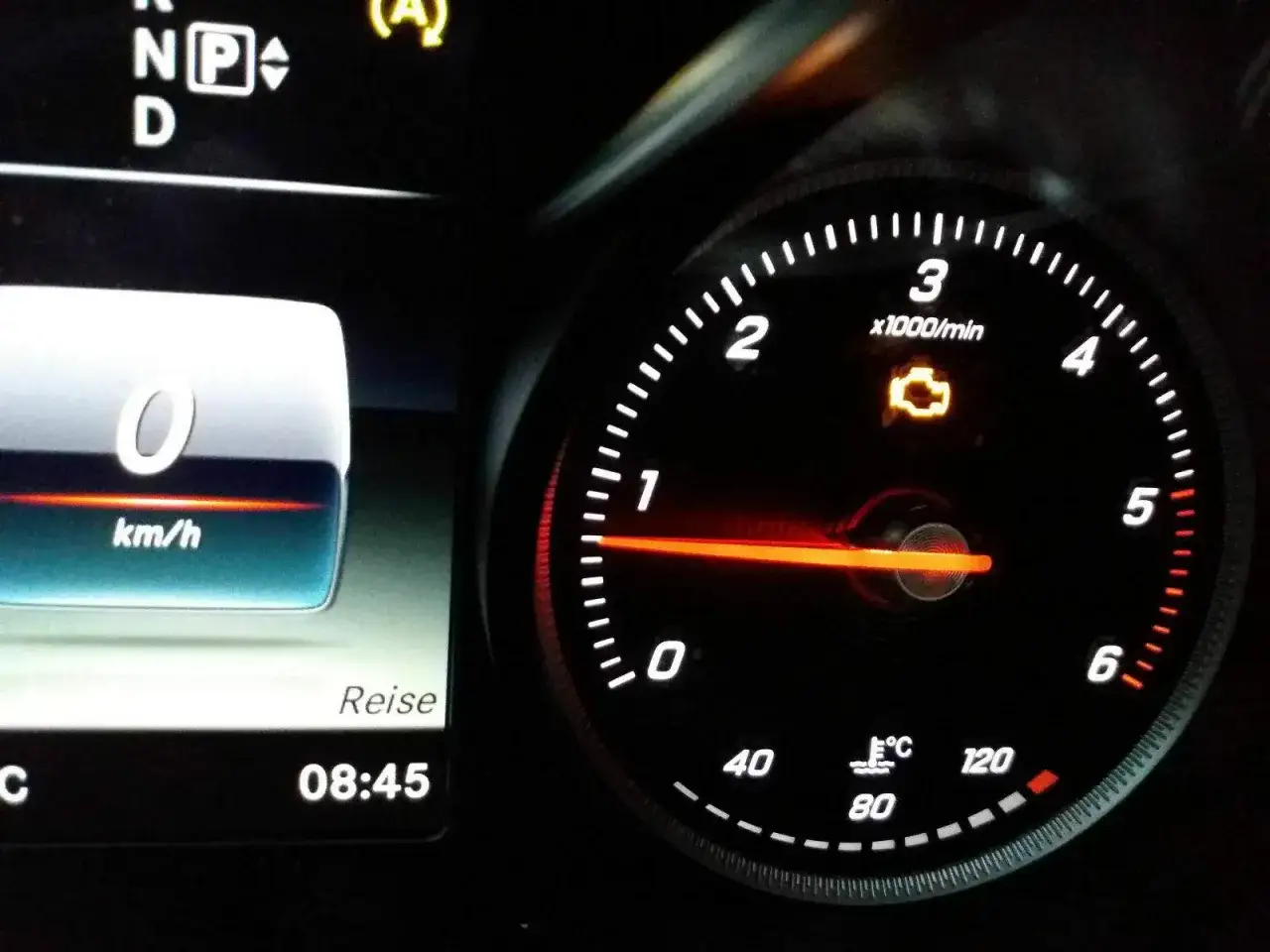 Motorkontrollleuchte leuchtet bei diesem Mercedes. Tachometer zeigt 0 km/h, die Uhrzeit ist 08:45.