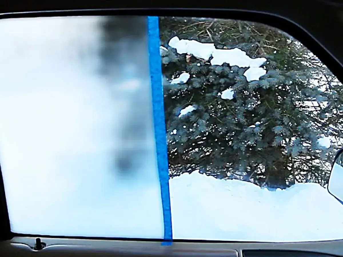Vergleich: Beschlagene Scheibe links, klare Sicht nach außen rechts. So gelingt das Autoscheiben innen reinigen.