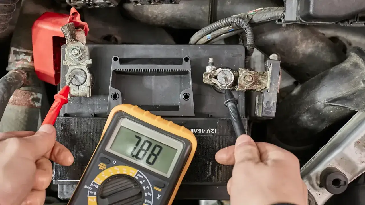 AGM Batterie Spannung wird mit Multimeter gemessen. 7.88 Volt angezeigt.
