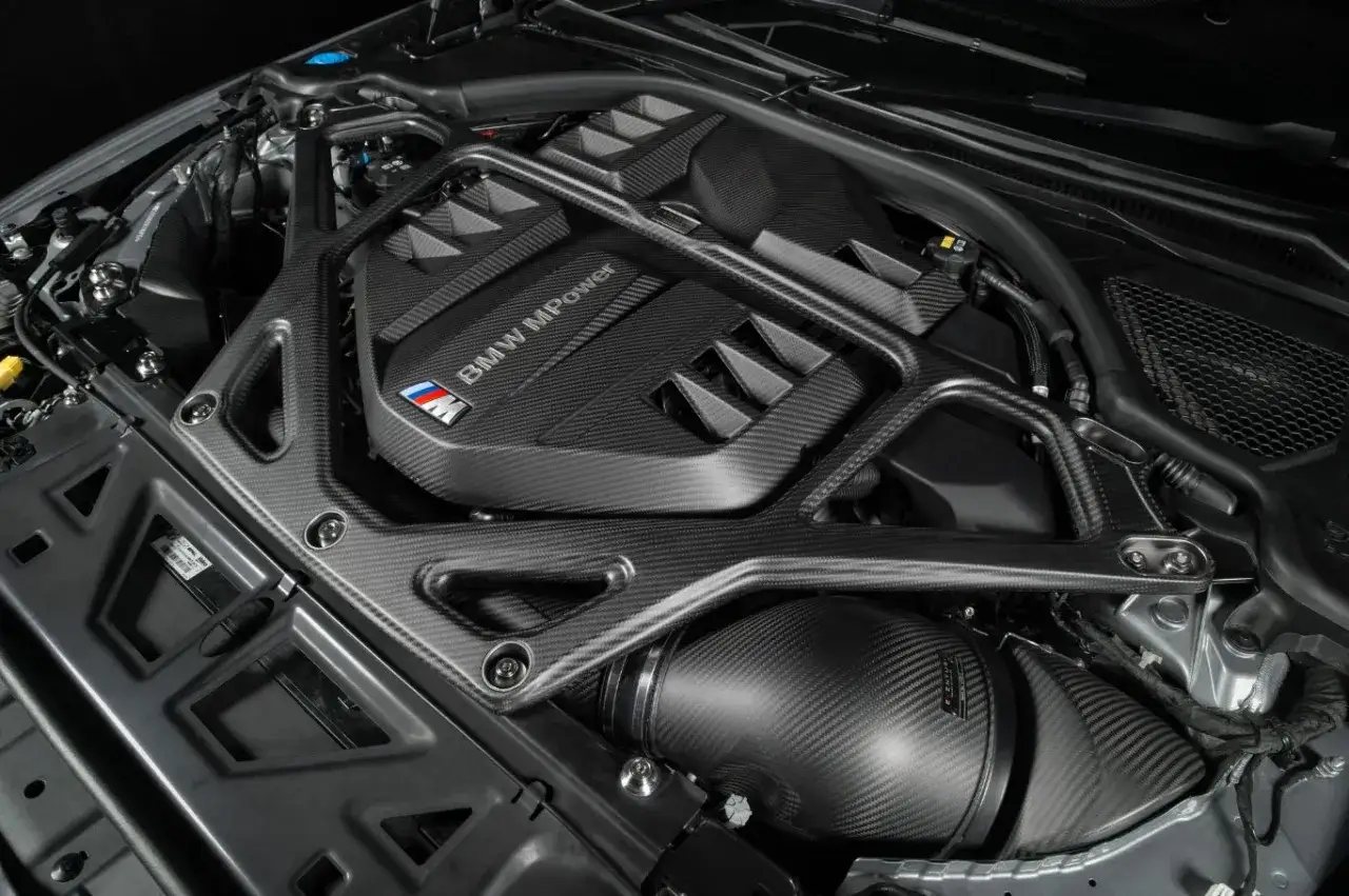 BMW M Power Motorraum mit Carbon-Verkleidungen und einem Sportluftfilter, der mehr Leistung bringt.