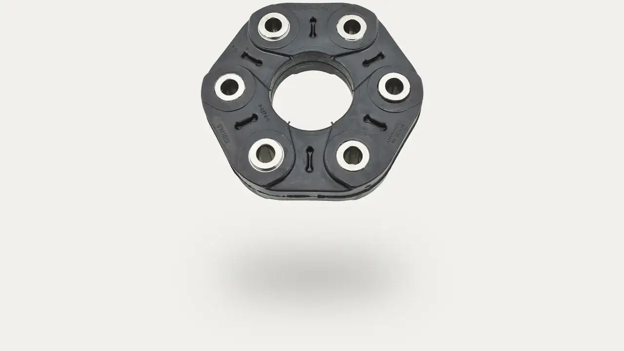Eine defekte Hardyscheibe kann sich durch Vibrationen bemerkbar machen. Dieses Bauteil aus Gummi und Metall d&auml;mpft Schwingungen im Antriebsstrang.
