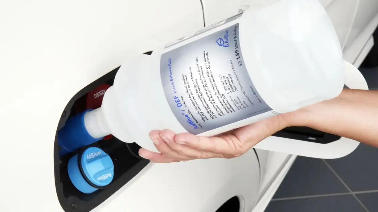 Hand füllt AdBlue in einen Diesel-Tank. Ein wichtiger Schritt für den Diesel-Additiv-Test des ADAC.
