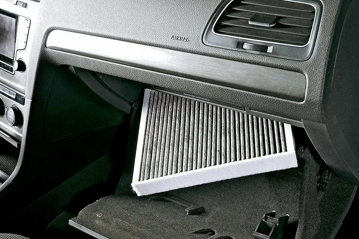 Ein staubiger Innenraumfilter im Handschuhfach des Autos. Dies kann zu Feuchtigkeit im Auto und schlechter Luftqualit&auml;t f&uuml;hren.
