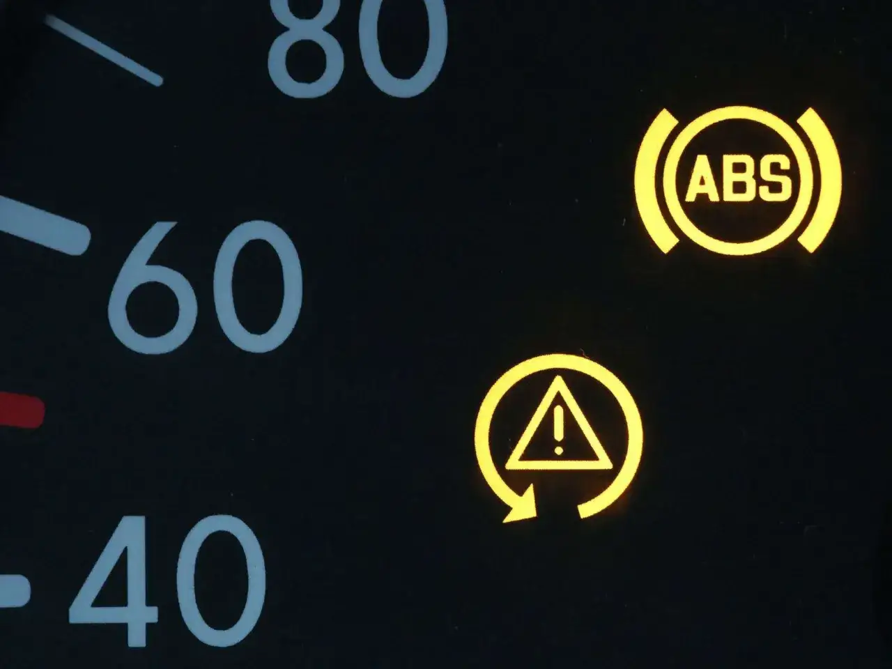 Armaturenbrett mit leuchtenden Warnlampen: ABS und ESP-Symbol. Die ESP-Auto-Bedeutung ist die elektronische Stabilitätskontrolle.