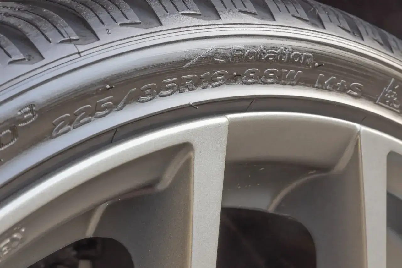 Reifen mit der Kennzeichnung 225/35R19 88W M+S. Der last und geschwindigkeitsindex gibt Auskunft &uuml;ber Tragf&auml;higkeit und H&ouml;chstgeschwindigkeit.