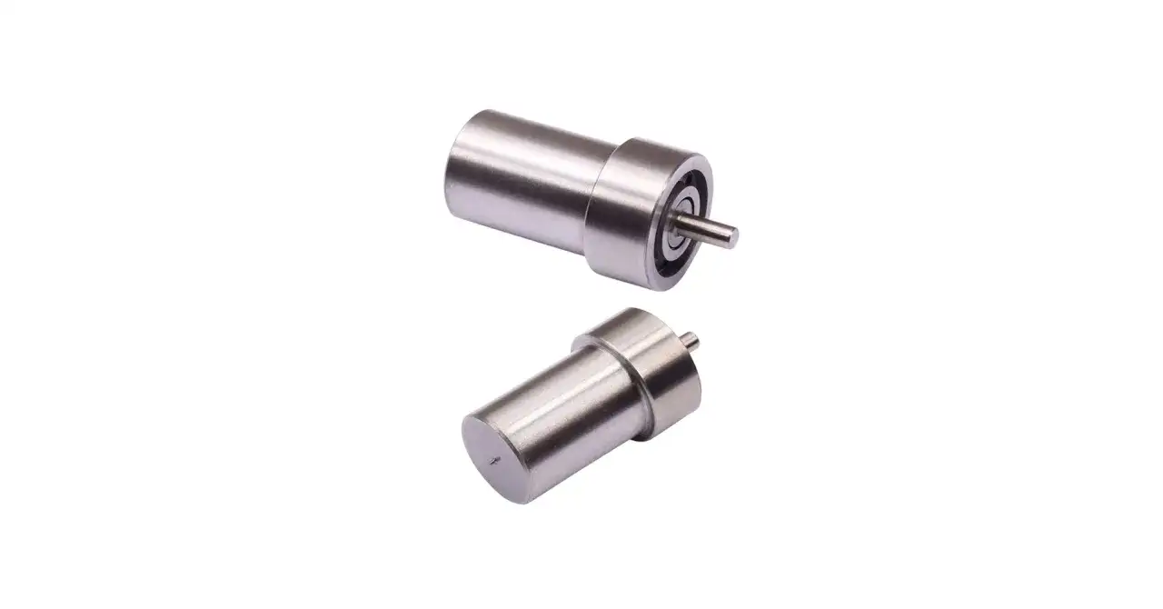 Zwei metallische Einspritzdüsen für Dieselmotoren, die für maximale power diesel sorgen.