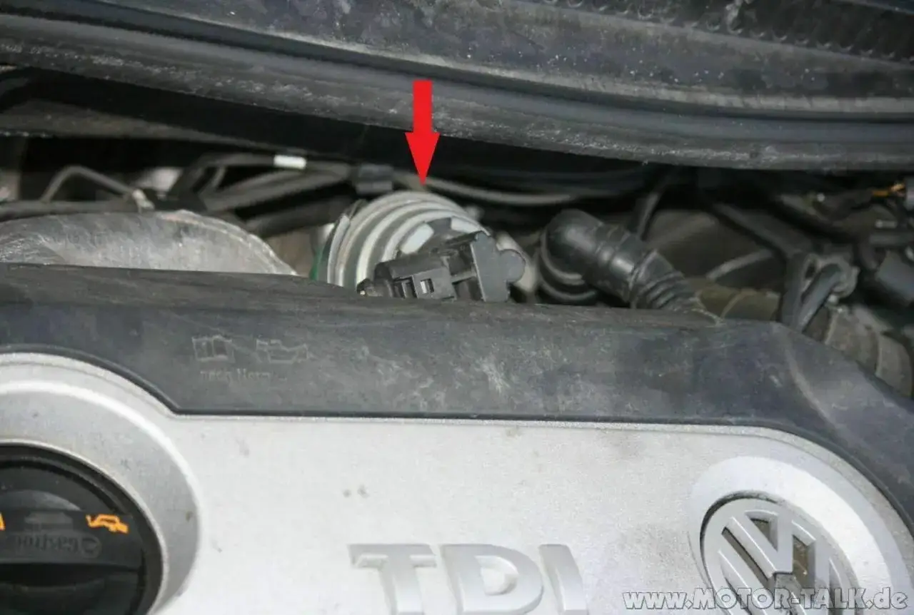 Roter Pfeil zeigt auf ein Bauteil im Motorraum. M&ouml;gliche abgasdrucksensor defekt symptome k&ouml;nnen hier ihren Ursprung haben.