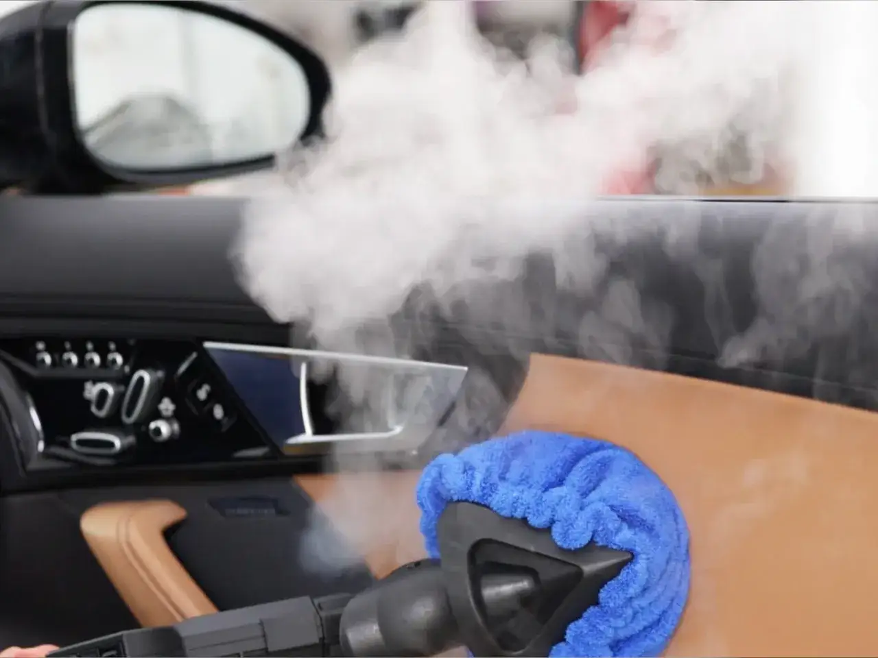 Dampfreiniger reinigt Autositze und T&uuml;rverkleidung. Dampf l&ouml;st Schmutz und frischt das Leder auf.