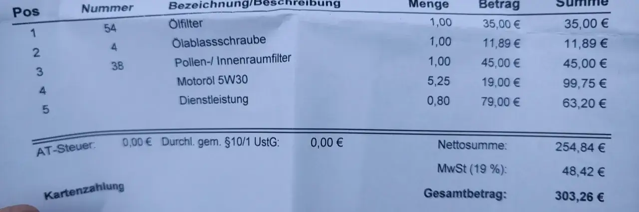Rechnung f&uuml;r Auto-Service: &Ouml;lfilter, Motor&ouml;l, Dienstleistung. Die auto elektronik reparatur kosten sind hier nicht aufgef&uuml;hrt, aber die Gesamtkosten betragen 303,26 &euro;.