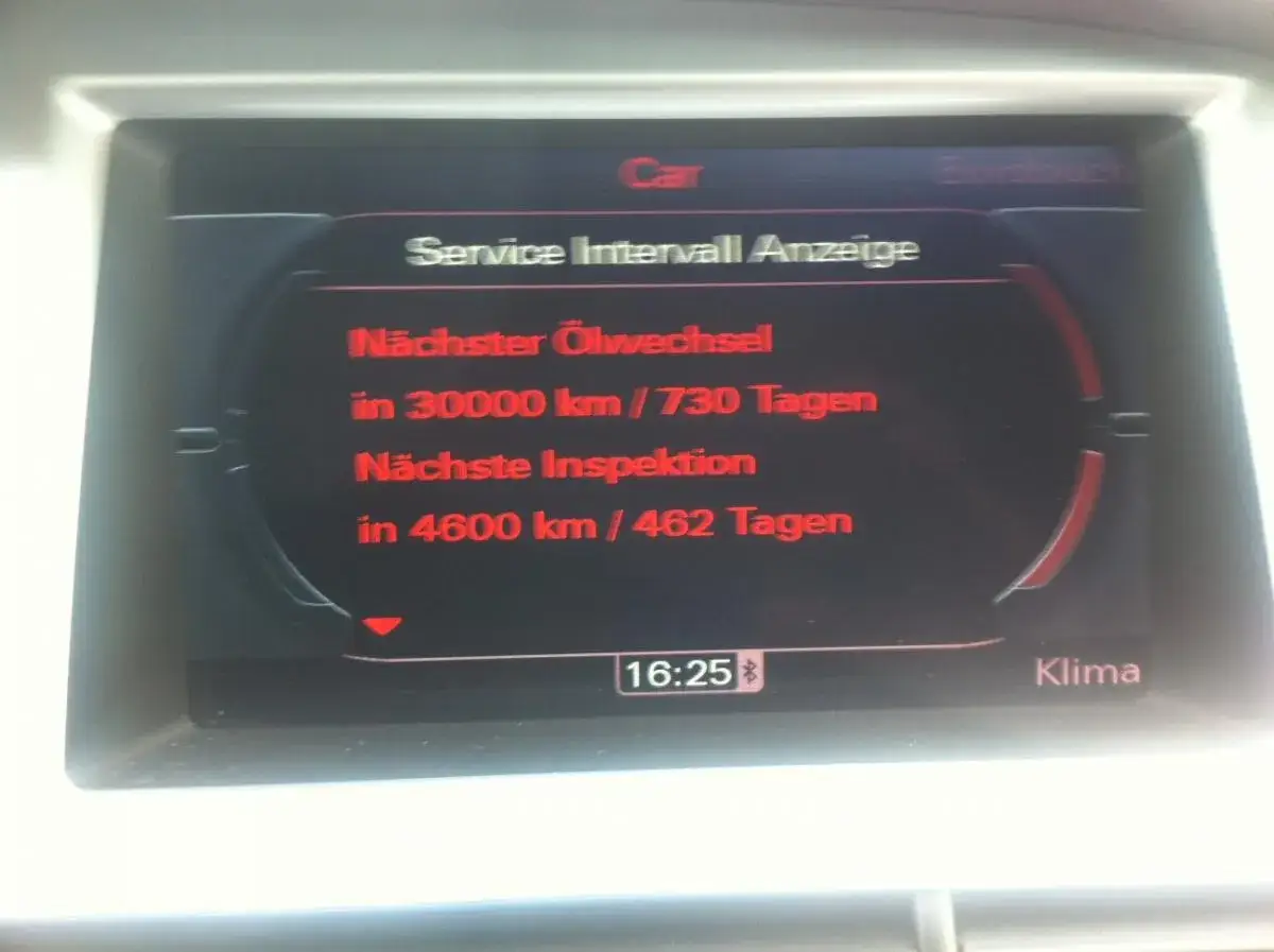 Audi Service-Anzeige: N&auml;chster &Ouml;lwechsel in 30.000 km/730 Tagen, n&auml;chste Inspektion in 4.600 km/462 Tagen.