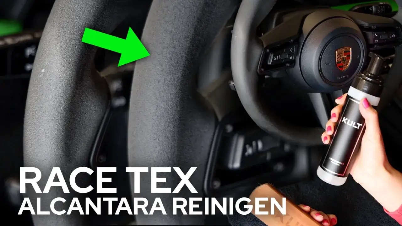 Reinigung von Race-Tex und Alcantara Lenkr&auml;dern mit KULT Reiniger. Ein gr&uuml;ner Pfeil zeigt auf das Lenkrad.