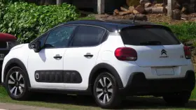 Weißer Citroën C3 mit schwarzem Dach, bereit für den nächsten Citroën Wartungsplan.