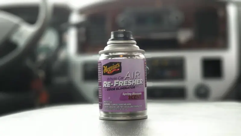 Dose "Meguiar's Whole Car Air Re-Fresher" mit Frühlingsblütenduft hilft, unangenehme Gerüche im Auto zu entfernen.
