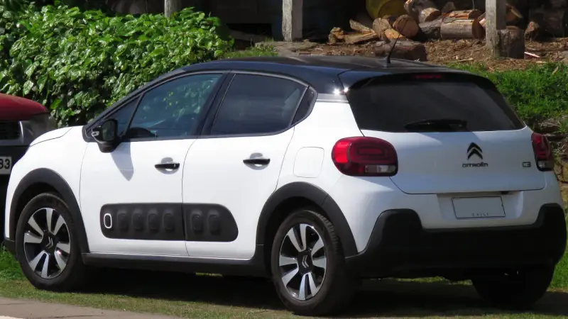 Weißer Citroën C3 mit schwarzem Dach, bereit für den nächsten Citroën Wartungsplan.
