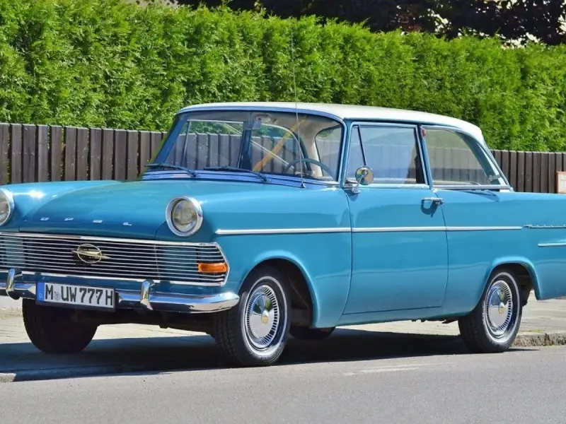 Ein blauer Opel Rekord P2 von 1960. Ab wann ist ein Auto ein Oldtimer? Dieses Schmuckstück ist definitiv einer!