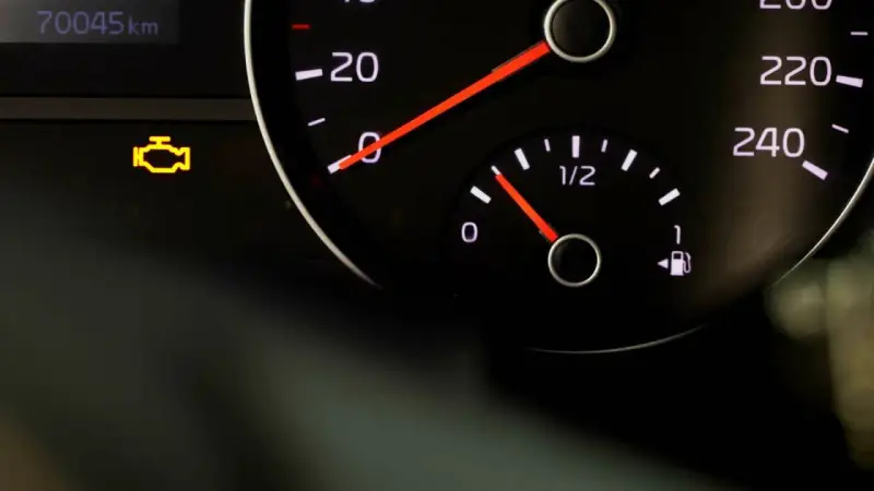 Motorkontrollleuchte blinkt und geht wieder aus. Der Kilometerstand beträgt 70045 km. Die Tankanzeige ist fast leer.